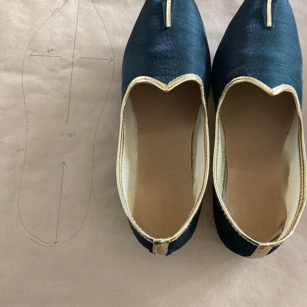 Black colored Mojari (Jutti) Indian shoes